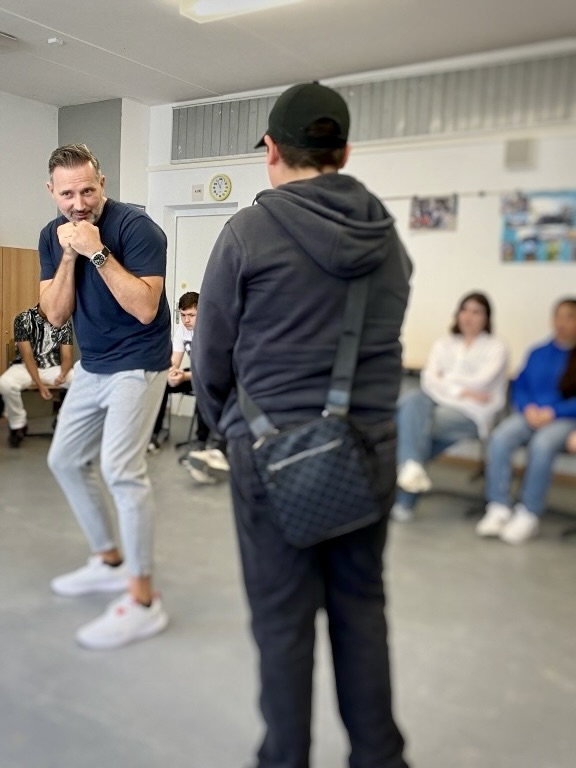 Kickbox-Weltmeister Marko Rajkovic zeigt Jugendlichen, wie wichtig Aufmerksamkeit in seinem Sport ist.